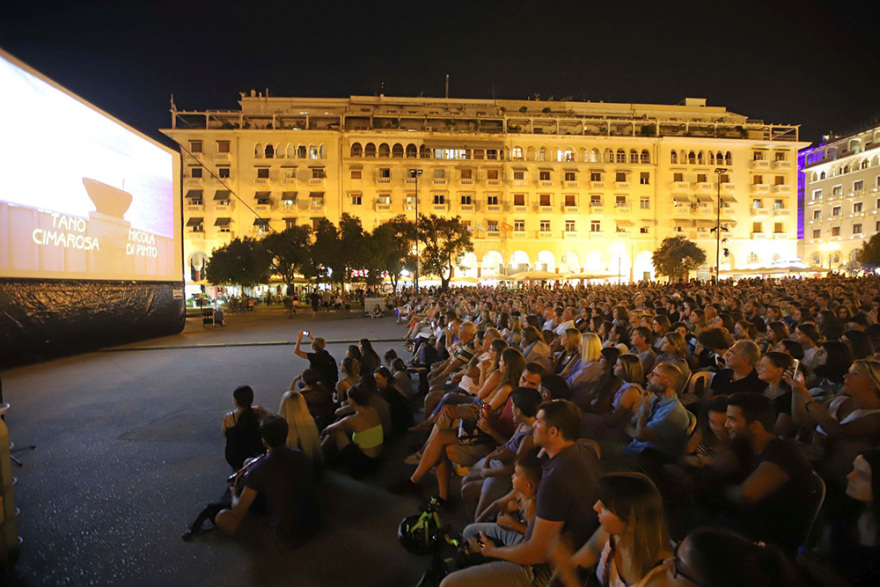Μαγικό σκηνικό: Η Πλατεία Αριστοτέλους έγινε σινεμά!