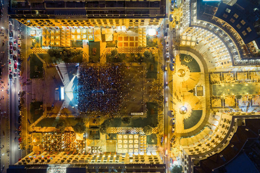 Μαγικό σκηνικό: Η Πλατεία Αριστοτέλους έγινε σινεμά!