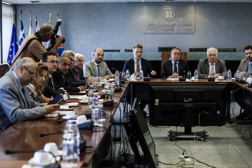 Ο Ερντογάν απειλεί να ανοίξει τα σύνορα για τους μετανάστες και τα νησιά ασφυκτιούν