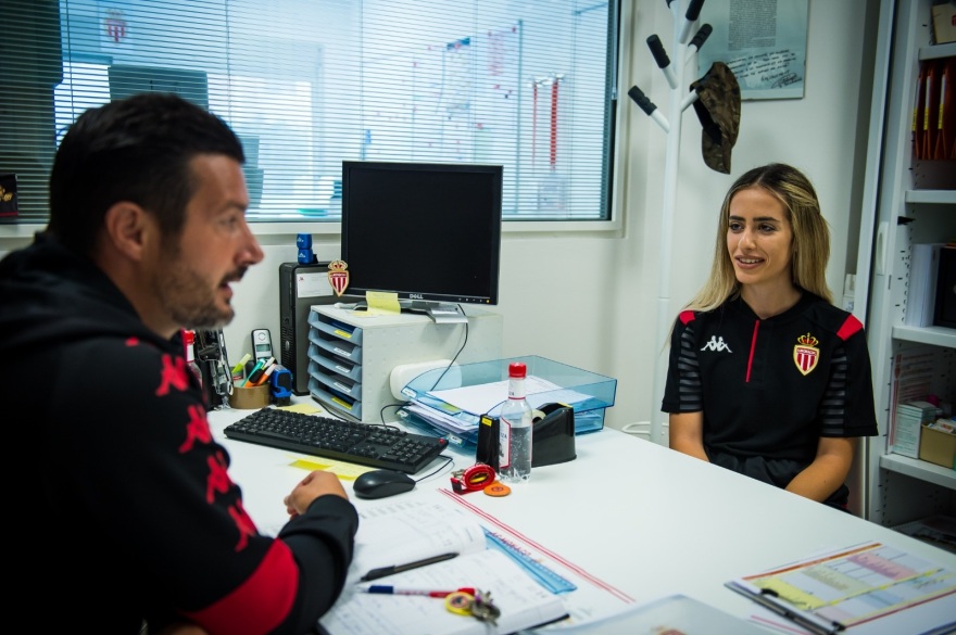 Η σέξι Κύπρια προπονήτρια που φιλοξενήθηκε από τη Μονακό του Ριμπολόβλεφ