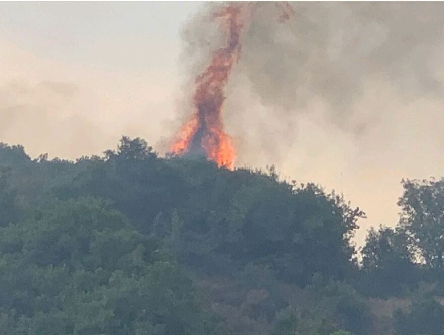 Φωτιά στο Αγρίνιο καίει δασική έκταση με πουρνάρια