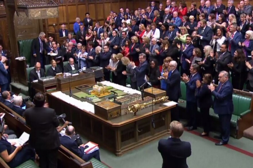 Καταιγιστικές εξελίξεις στη Βρετανία: Παραιτείται ο πρόεδρος της Βουλής - Kαι με το νόμο παρατείνεται το Brexit