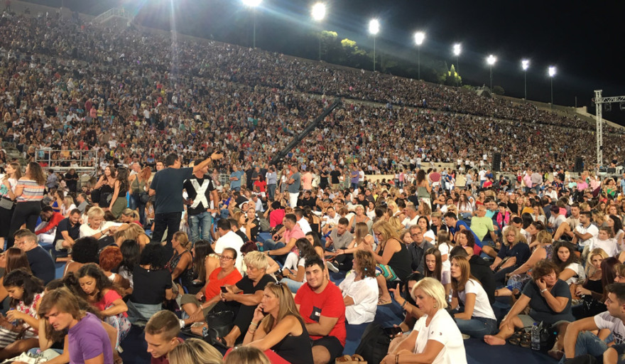 «Όλοι Μαζί Μπορούμε» στο Καλλιμάρμαρο: Κόσμος και καλλιτέχνες αποχαιρέτησαν με τραγούδια τον Λαυρέντη Μαχαιρίτσα