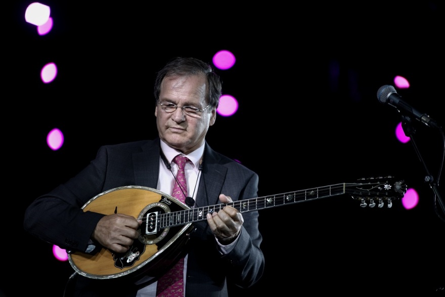 «Όλοι Μαζί Μπορούμε» στο Καλλιμάρμαρο: Κόσμος και καλλιτέχνες αποχαιρέτησαν με τραγούδια τον Λαυρέντη Μαχαιρίτσα