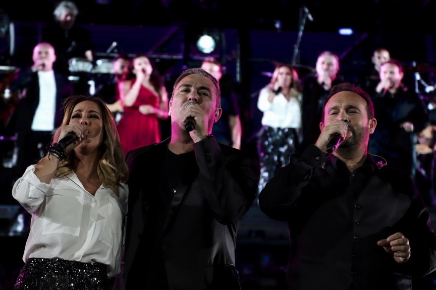 «Όλοι Μαζί Μπορούμε» στο Καλλιμάρμαρο: Κόσμος και καλλιτέχνες αποχαιρέτησαν με τραγούδια τον Λαυρέντη Μαχαιρίτσα