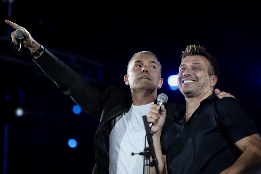 «Όλοι Μαζί Μπορούμε» στο Καλλιμάρμαρο: Κόσμος και καλλιτέχνες αποχαιρέτησαν με τραγούδια τον Λαυρέντη Μαχαιρίτσα