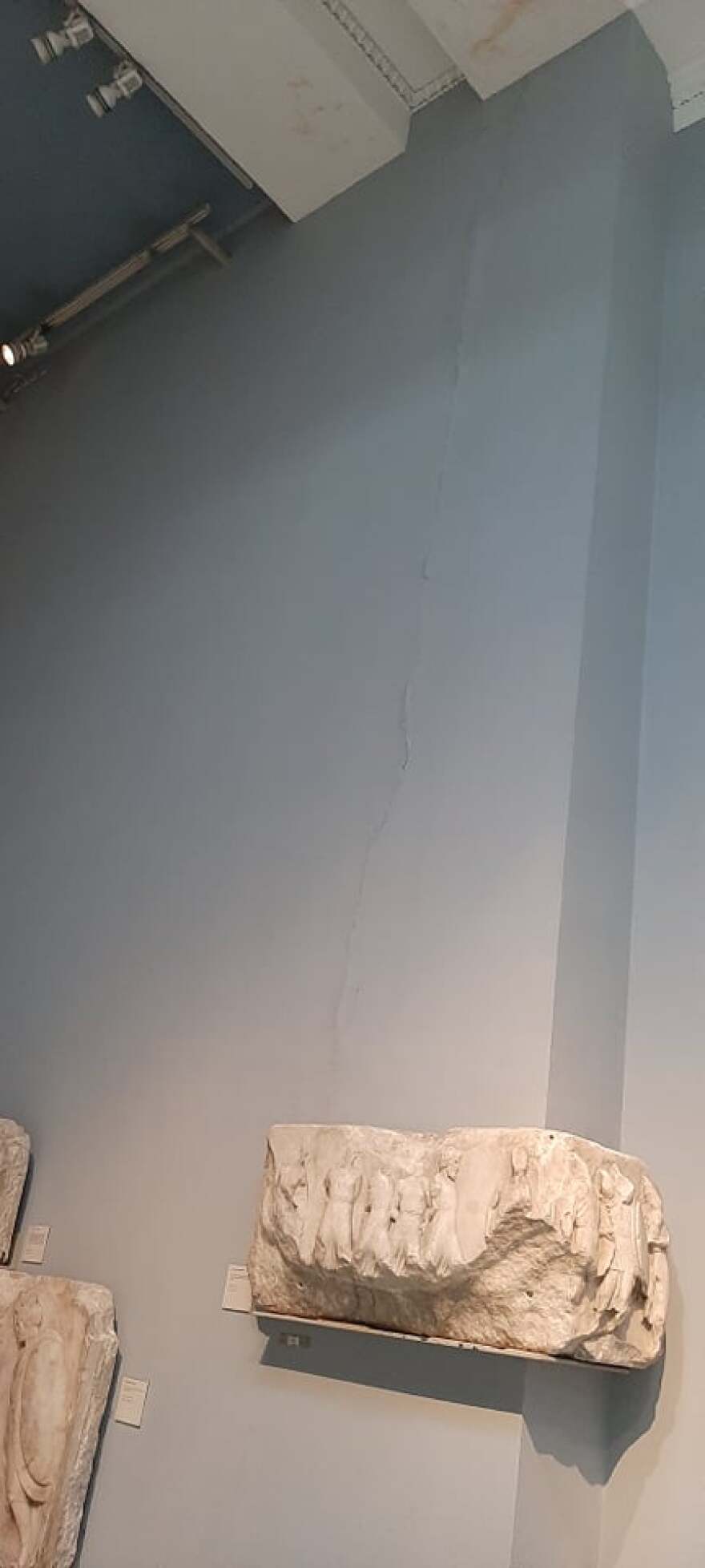 Βρετανικό Μουσείο: Μούχλα και αράχνες στην αίθουσα με τα Γλυπτά του Παρθενώνα