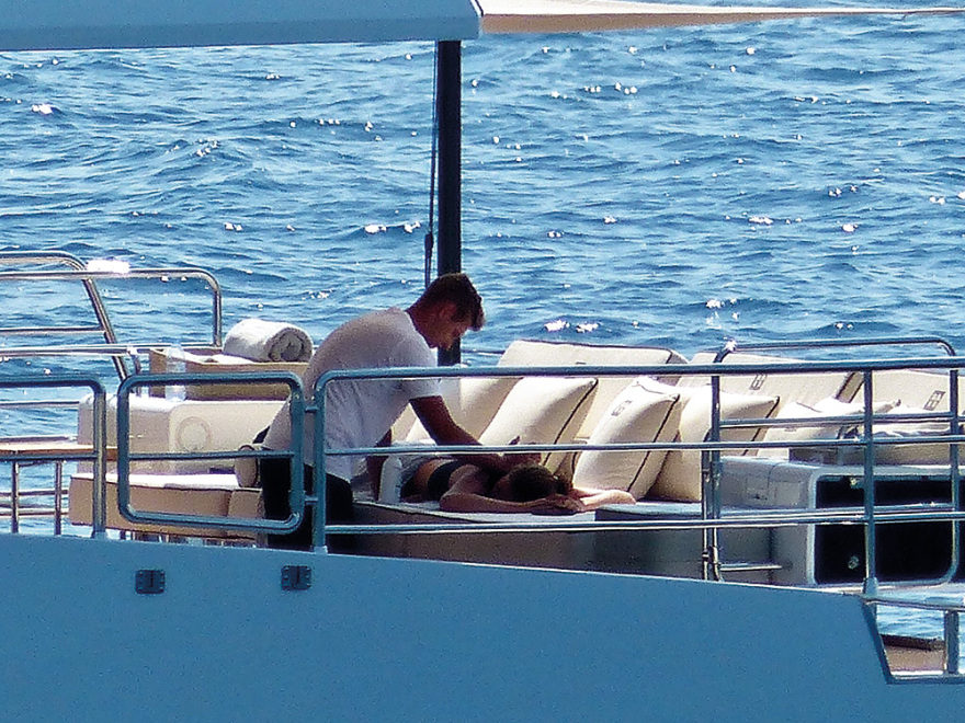 Valentino - Οlivia Palermo: Καλοκαίρι στην Ελλάδα