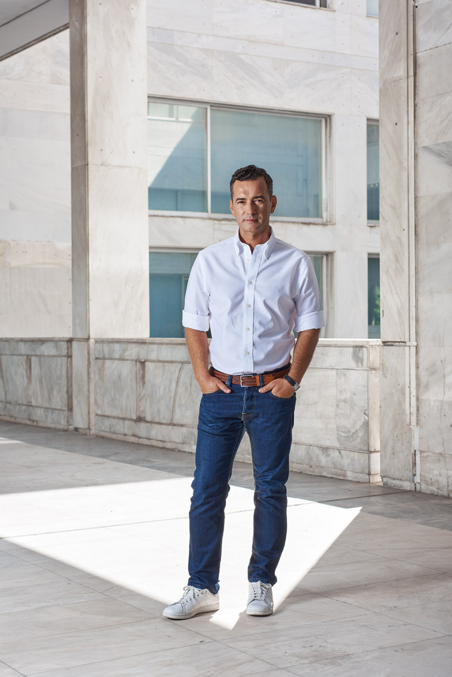 Άγγελος Μπράτης: «Η ομορφιά είναι σαν το άπειρο»