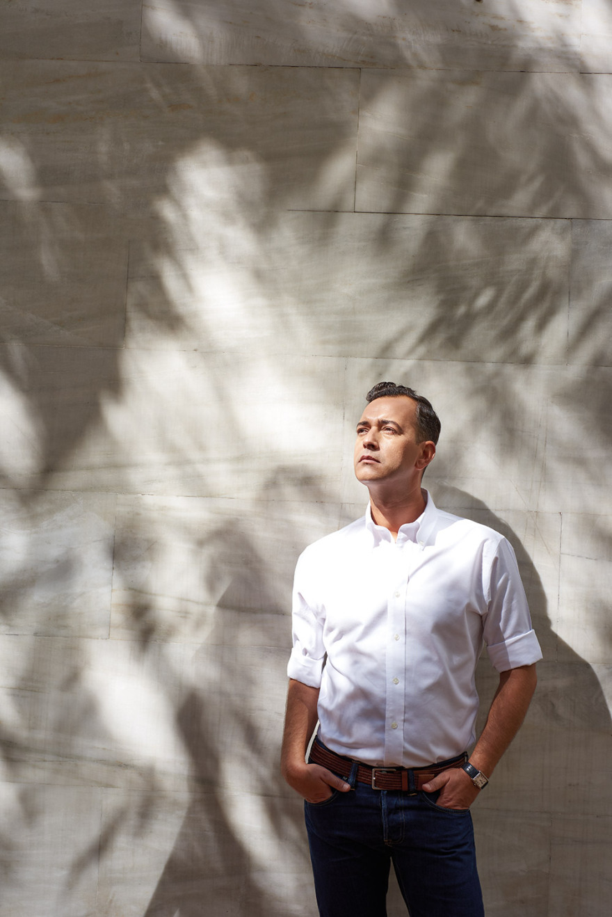 Άγγελος Μπράτης: «Η ομορφιά είναι σαν το άπειρο»