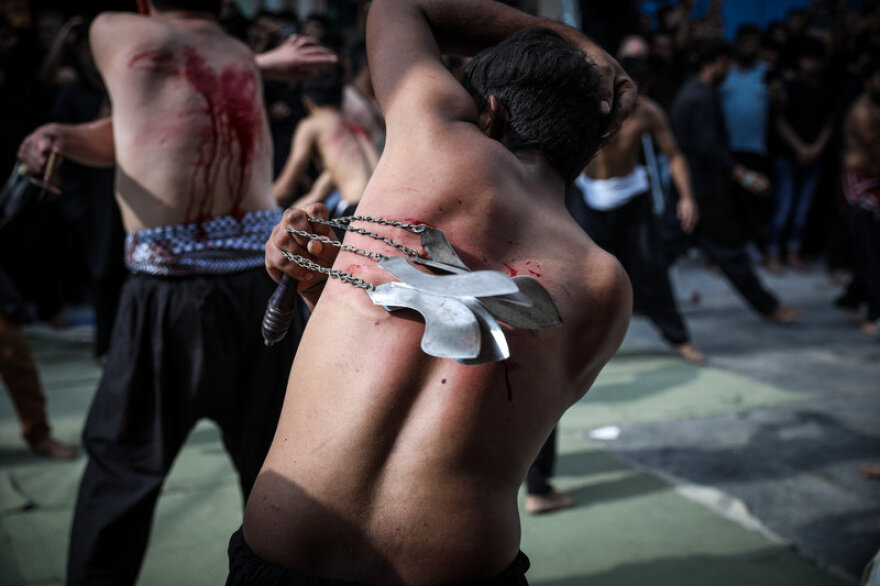 Πειραιάς: Σοκαριστικές εικόνες με μουσουλμάνους να αυτομαστιγώνονται 