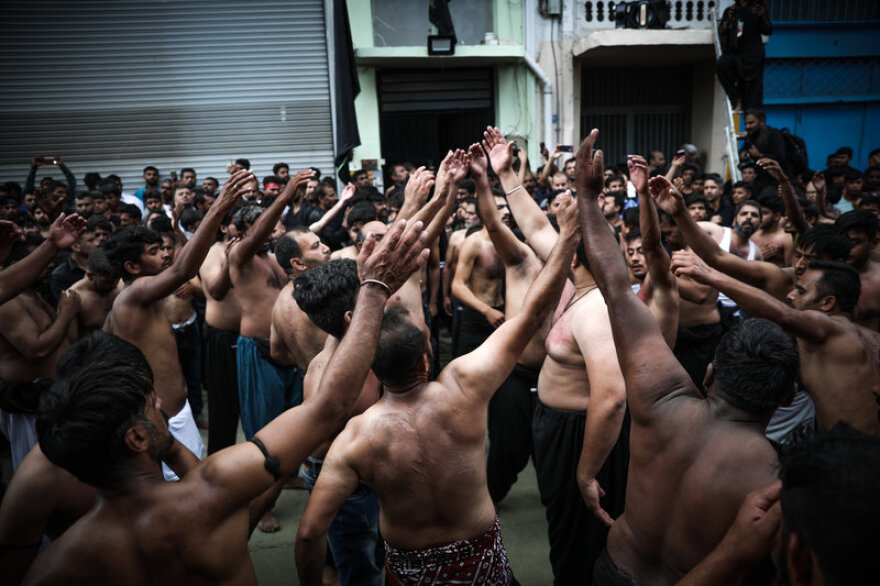 Πειραιάς: Σοκαριστικές εικόνες με μουσουλμάνους να αυτομαστιγώνονται 