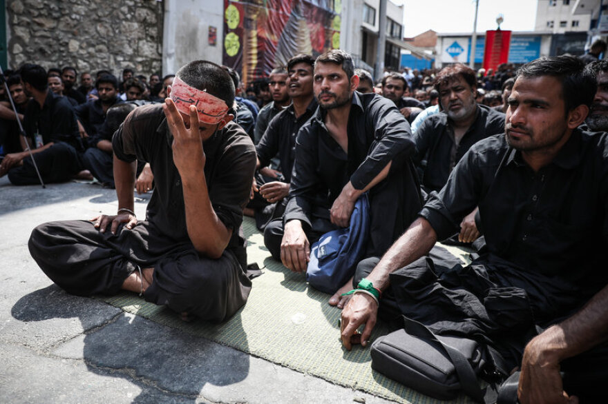 Πειραιάς: Σοκαριστικές εικόνες με μουσουλμάνους να αυτομαστιγώνονται 