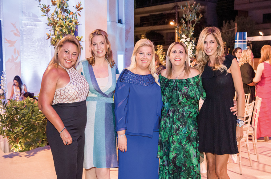 Κλέλια Χατζηιωάννου - Λουκάς jr: Παραμυθένια βάπτιση στον πύργο 