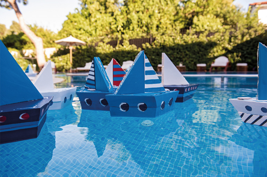 Κλέλια Χατζηιωάννου - Λουκάς jr: Παραμυθένια βάπτιση στον πύργο 