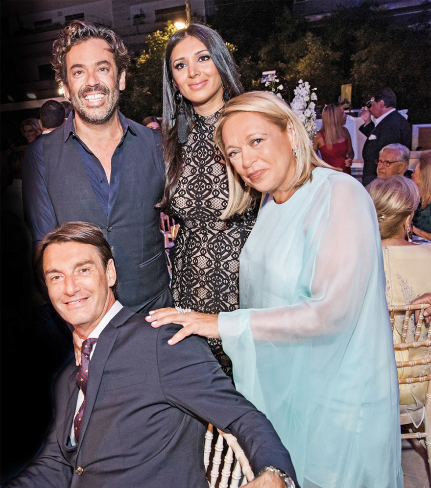 Κλέλια Χατζηιωάννου - Λουκάς jr: Παραμυθένια βάπτιση στον πύργο 