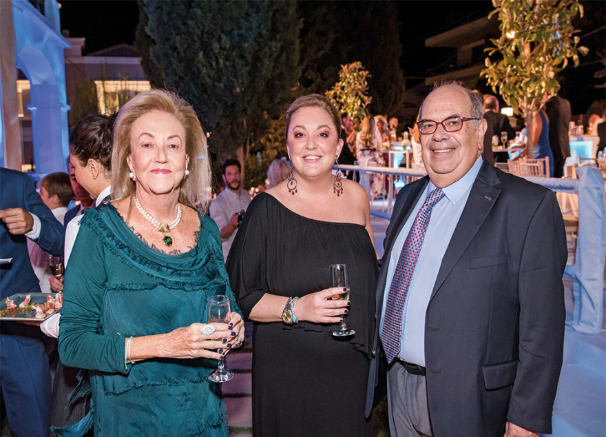 Κλέλια Χατζηιωάννου - Λουκάς jr: Παραμυθένια βάπτιση στον πύργο 