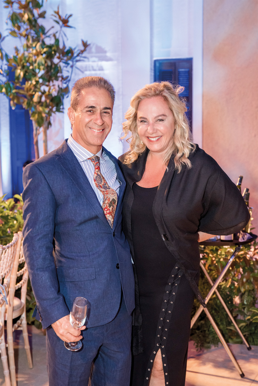 Κλέλια Χατζηιωάννου - Λουκάς jr: Παραμυθένια βάπτιση στον πύργο 