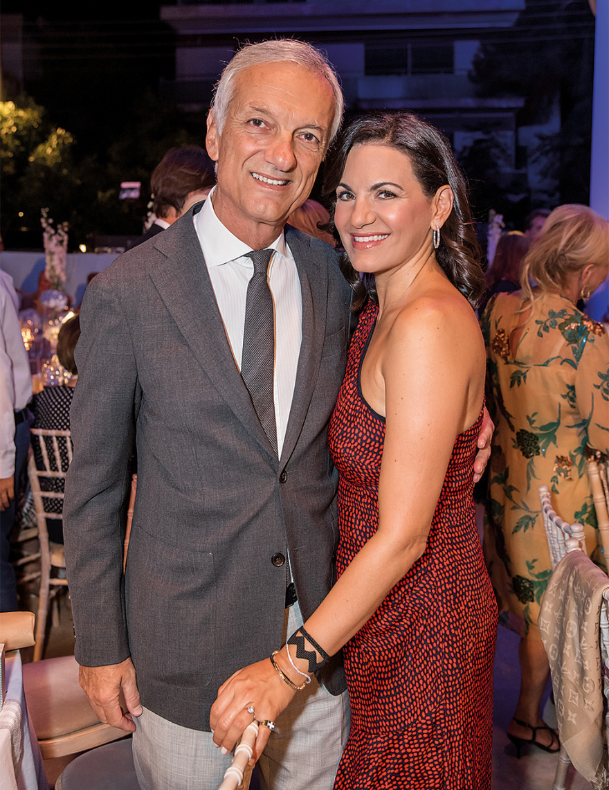 Κλέλια Χατζηιωάννου - Λουκάς jr: Παραμυθένια βάπτιση στον πύργο 