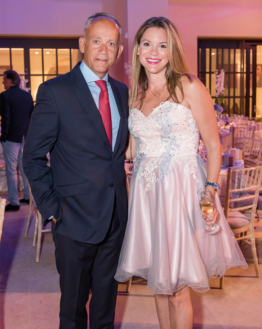 Κλέλια Χατζηιωάννου - Λουκάς jr: Παραμυθένια βάπτιση στον πύργο 