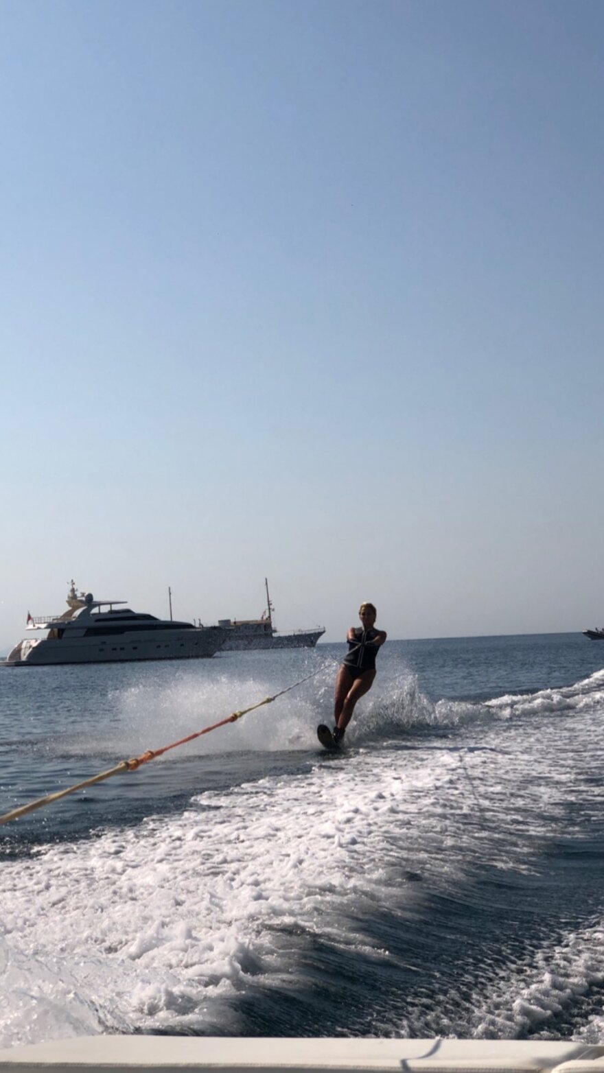 Η Κωνσταντίνα Σπυροπούλου... δαμάζει τα κύματα