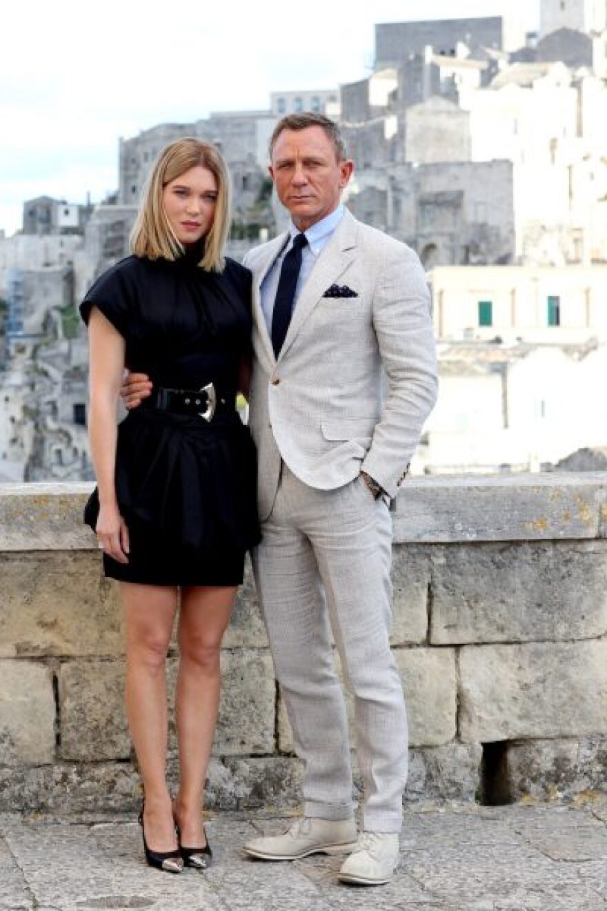 Στη δημοσιότητα οι πρώτες φωτογραφίες από το νέο Τζέιμς Μποντ