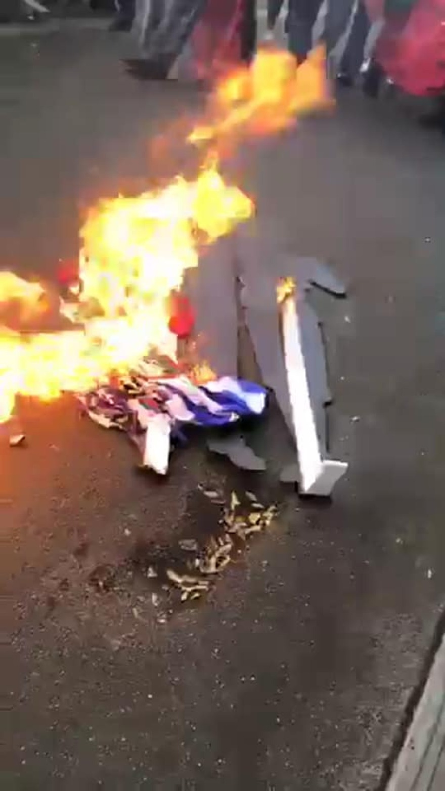 Η Βουλγαρία ζητά νομικές ενέργειες για το κάψιμο της σημαίας της από Σκοπιανούς της Αυστραλίας