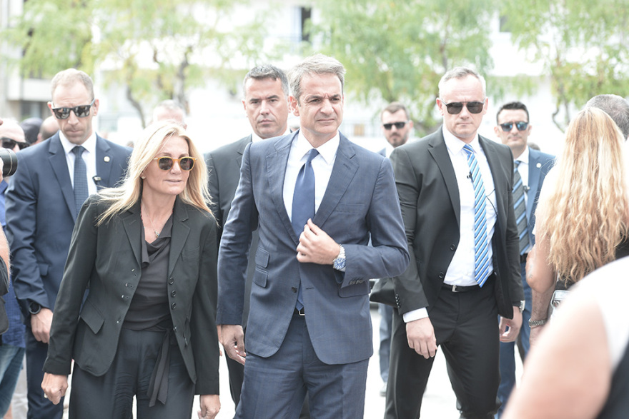 Ο Κυριάκος και η Μαρέβα Μητσοτάκη στο «τελευταίο αντίο» του Λαυρέντη Μαχαιρίτσα  