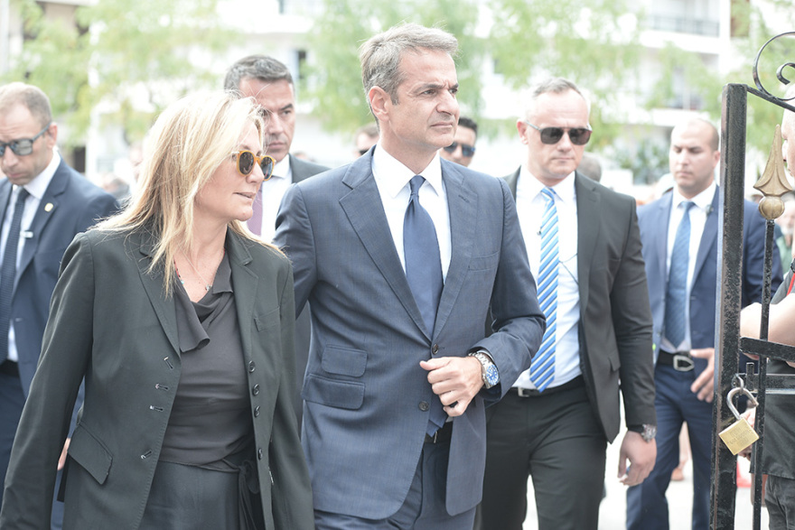 Ο Κυριάκος και η Μαρέβα Μητσοτάκη στο «τελευταίο αντίο» του Λαυρέντη Μαχαιρίτσα  