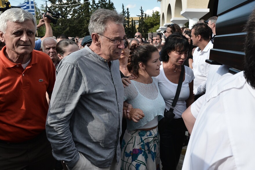 Λαυρέντης Μαχαιρίτσας: Τον αποχαιρέτησαν με τραγούδια - Λύγισαν η οικογένειά του και ο Πορτοκάλογλου