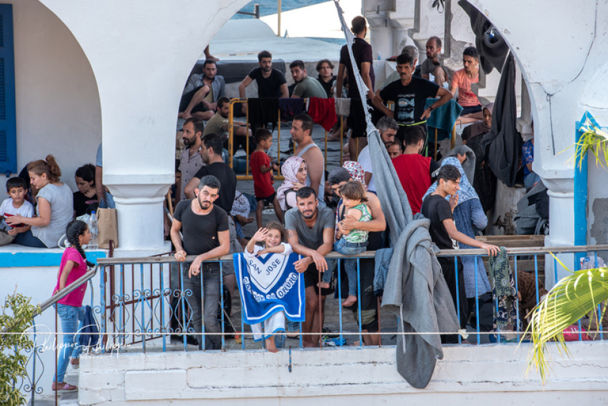 Σύμη: Αστυνομικό τμήμα και λιμεναρχείο «κατακλύζονται» από μετανάστες