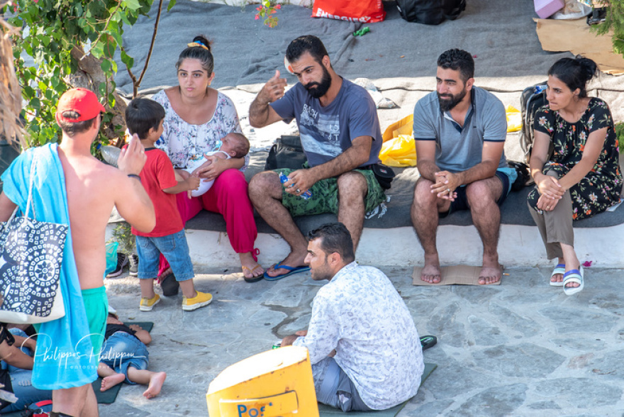 Σύμη: Αστυνομικό τμήμα και λιμεναρχείο «κατακλύζονται» από μετανάστες