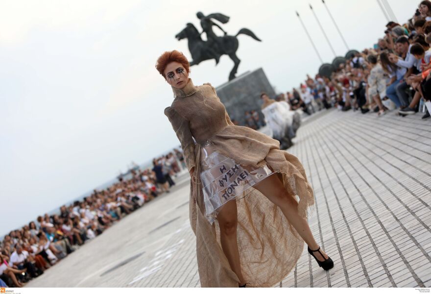 Επίδειξη μόδας με ρούχα από ανακυκλώσιμα υλικά στη Θεσσαλονίκη