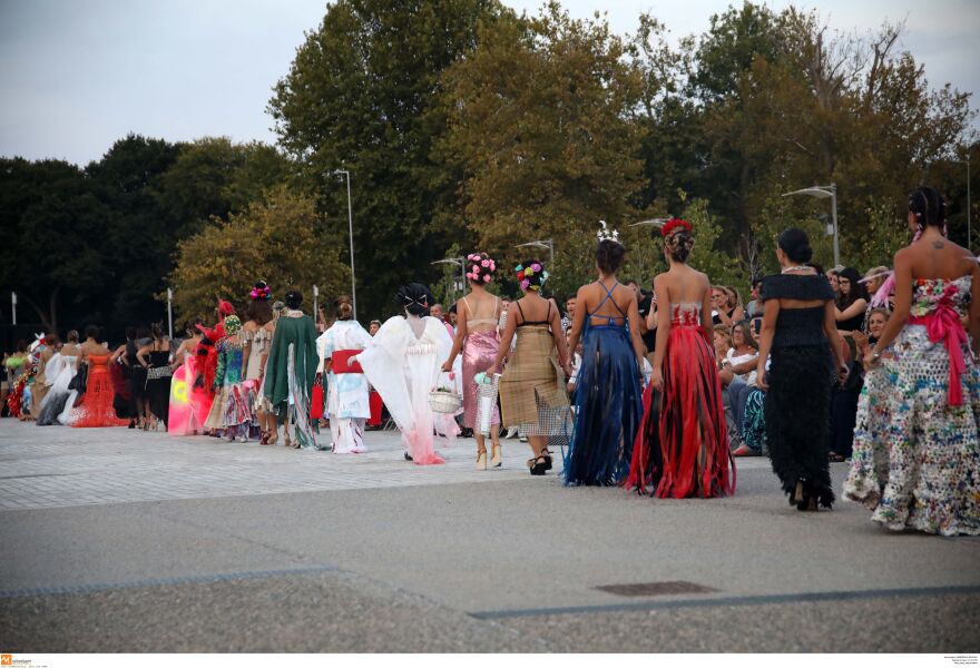 Επίδειξη μόδας με ρούχα από ανακυκλώσιμα υλικά στη Θεσσαλονίκη