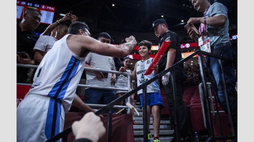Μουντομπάσκετ 2019: Η συγκινητική οικογενειακή αγκαλιά του Σκόλα