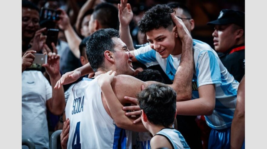 Μουντομπάσκετ 2019: Η συγκινητική οικογενειακή αγκαλιά του Σκόλα