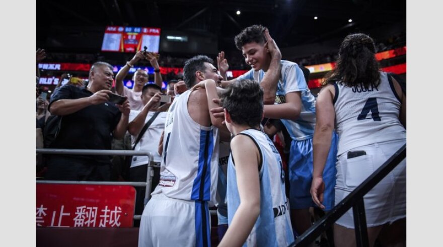 Μουντομπάσκετ 2019: Η συγκινητική οικογενειακή αγκαλιά του Σκόλα