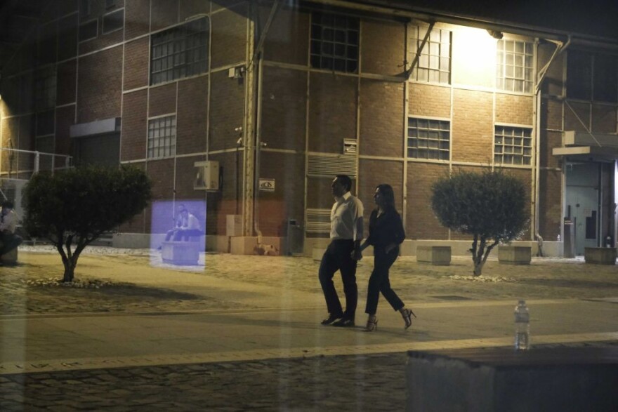 Χέρι-χέρι Τσίπρας και Μπαζιάνα για επίσκεψη σε εκθέσεις τέχνης στη Θεσσαλονίκη