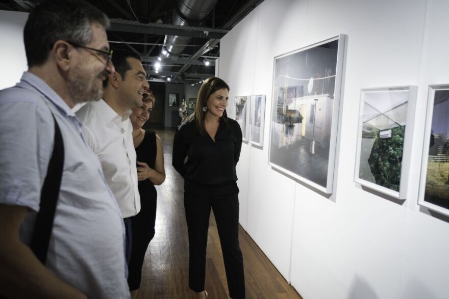 Χέρι-χέρι Τσίπρας και Μπαζιάνα για επίσκεψη σε εκθέσεις τέχνης στη Θεσσαλονίκη