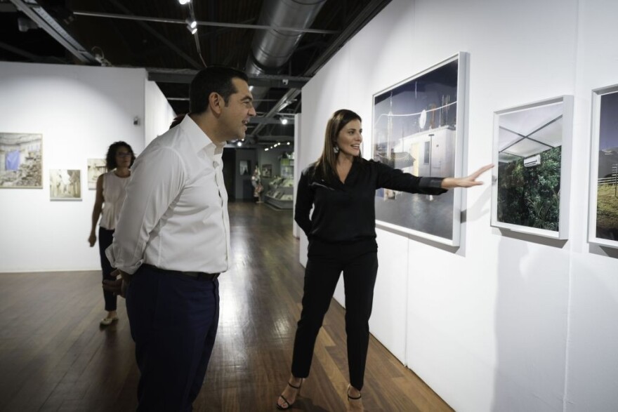 Χέρι-χέρι Τσίπρας και Μπαζιάνα για επίσκεψη σε εκθέσεις τέχνης στη Θεσσαλονίκη