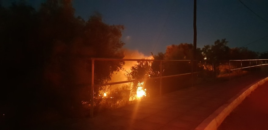 Φωτιά στα Λουρδάτα Κεφαλονιάς - Εκκενώθηκαν ξενοδοχεία και τουριστικά καταλύματα