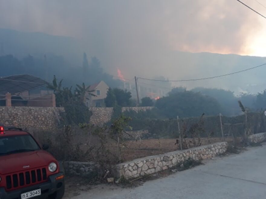 Φωτιά στα Λουρδάτα Κεφαλονιάς - Εκκενώθηκαν ξενοδοχεία και τουριστικά καταλύματα