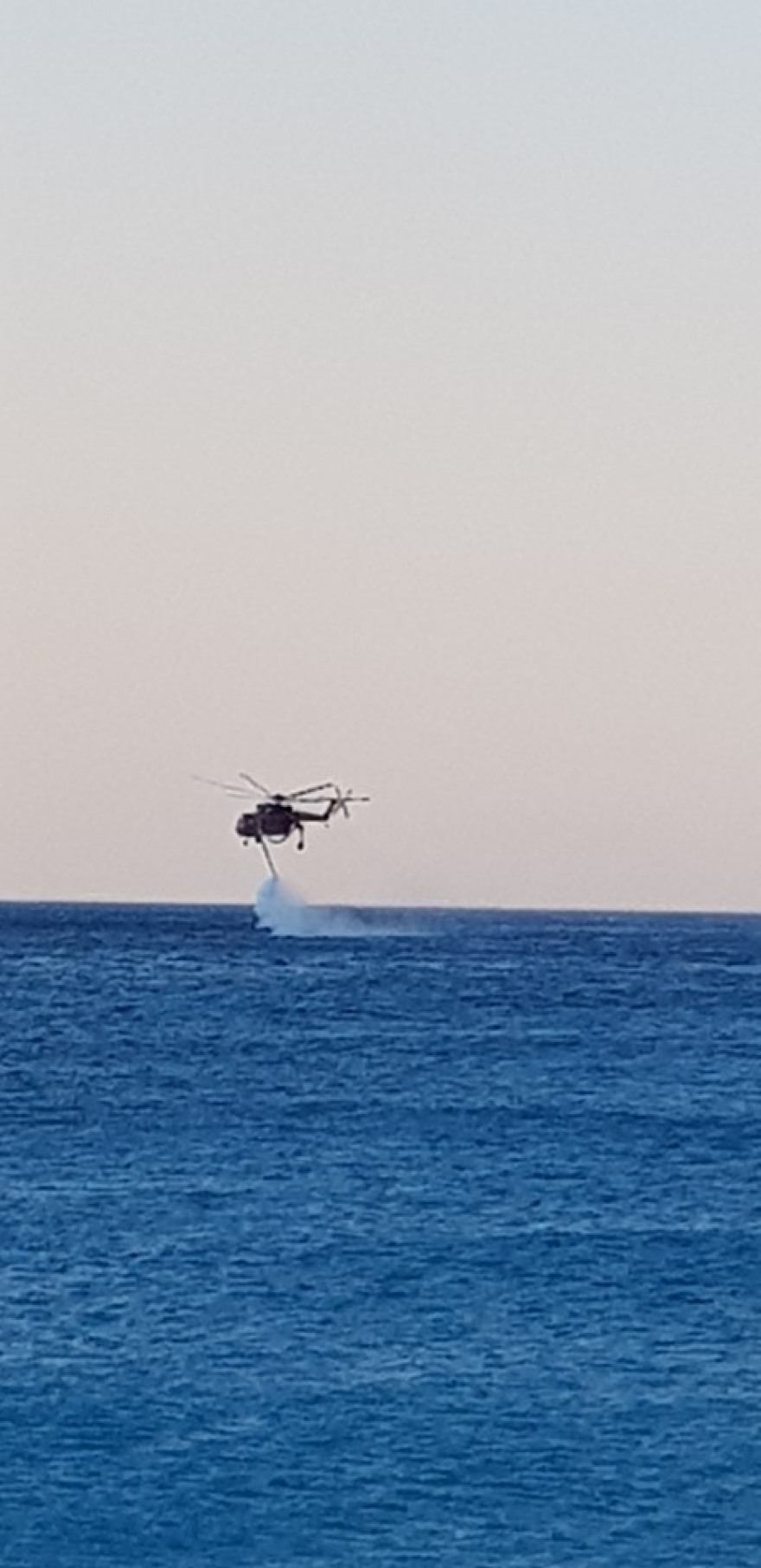 Φωτιά στα Λουρδάτα Κεφαλονιάς - Εκκενώθηκαν ξενοδοχεία και τουριστικά καταλύματα