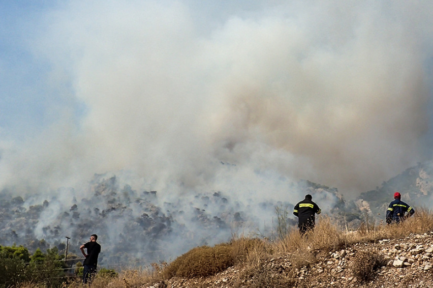 Λουτράκι: Κομάντο της ΕΜΑΚ στη μάχη με τις φλόγες - Πώς ξεκίνησε η φωτιά