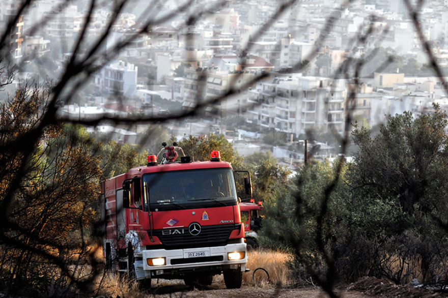 Λουτράκι: Κομάντο της ΕΜΑΚ στη μάχη με τις φλόγες - Πώς ξεκίνησε η φωτιά