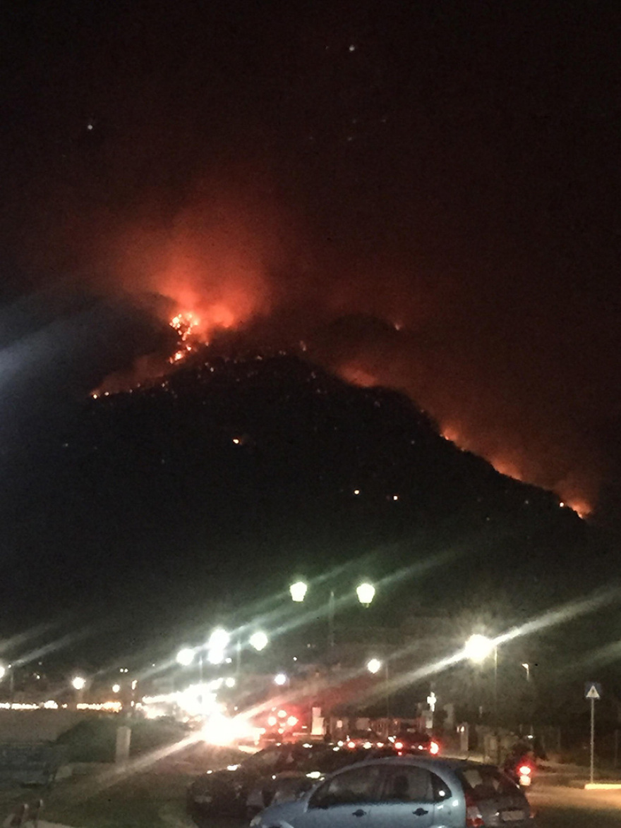 Λουτράκι: Κομάντο της ΕΜΑΚ στη μάχη με τις φλόγες - Πώς ξεκίνησε η φωτιά