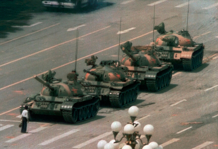 Πέθανε ο φωτογράφος του «Tank Man»