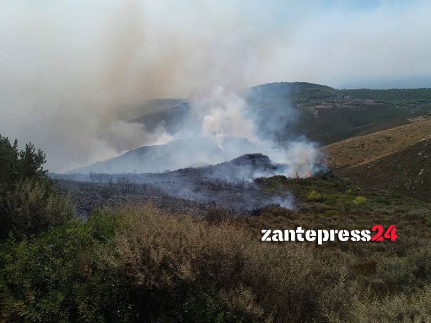 Ζάκυνθος: Ολονύχτια μάχη με τη φωτιά - Κάηκαν δύο σπίτια, εκκενώθηκαν χωριά