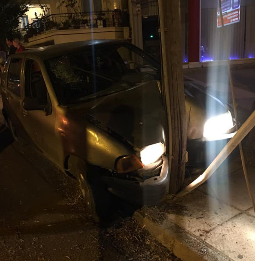 Αρτέμιδα: Αυτοκίνητο «καρφώθηκε» σε κολόνα - Δύο τραυματίες