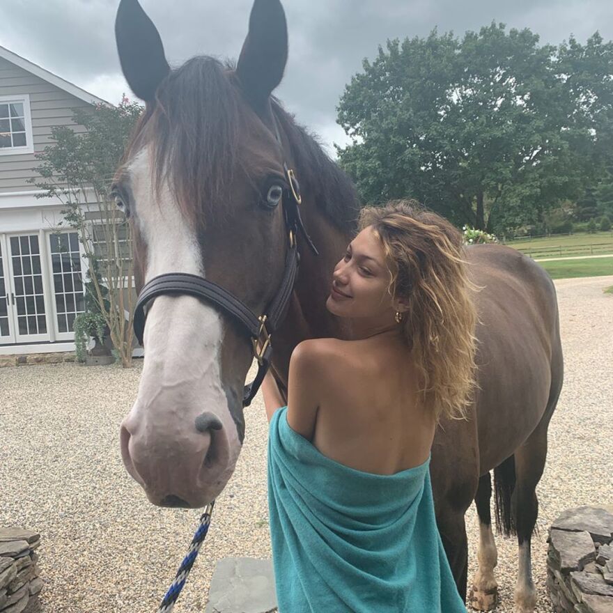 Τα παιχνίδια της Μπέλα Χαντίντ με το αγαπημένο άλογό της